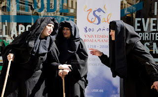 Tres mujeres interpretando a la Celestina hablan entre ellas