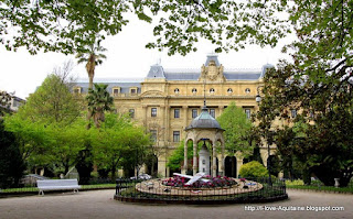 Diputacion Foral and the Plaza de Gipuzkoa garden