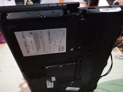 Tampilan Bawah dan Sisi Kiri Fujitsu Lifebook T902