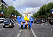 deburka on the Champs Elysées, Paris. Paris models show what they think of . (deburka)