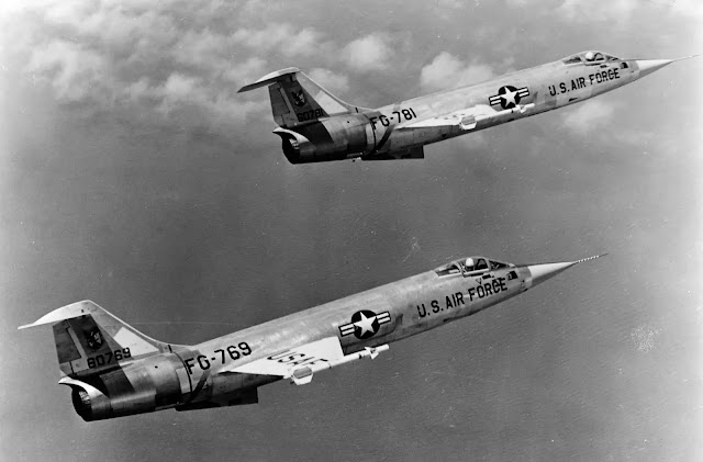 Два F-104 в воздухе