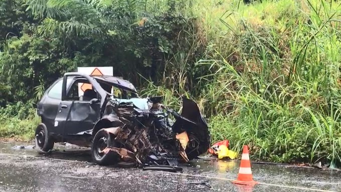 Uma pessoa morre e outra fica ferida após carro bater com caminhão no sul da Bahia