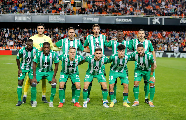 REAL BETIS BALOMPIÉ. Temporada 2022-23. Rui Silva, Víctor Ruiz, Edgar González, Luiz Henrique, Guido Rodríguez. Youssouf Sabaly, William Carvalho, Sergio Canales, Álex Moreno, Juan Cruz Díaz, Willian José. VALENCIA C. F. 3 REAL BETIS BALOMPIÉ 0 Jueves 10/11/2022, 20:00 horas. Campeonato de Liga de 1ª División, jornada 14. Valencia, Camp de Mestalla: 39.876 espectadores. GOLES: 1-0: 63’, André Almeida. 2-0: 81’, Hugo Guillamón, de penalti. 3-0: 90+3’, Justin Kluivert.