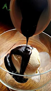 Sauce chocolat à la cardamome nappant une glace vanille