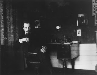 Fotografía de Rilke en un silla