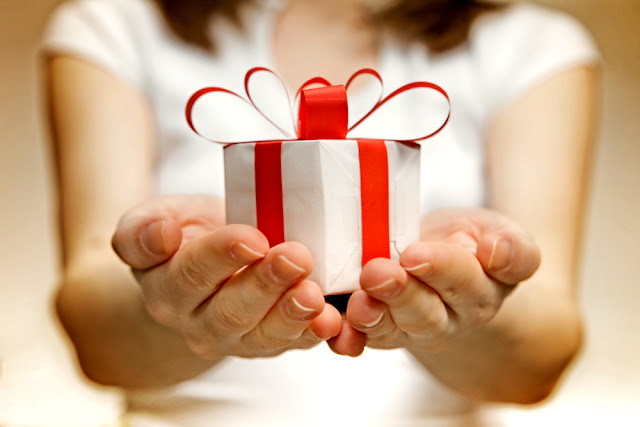 SELF-GIFTING, czyli dlaczego warto obdarowywać prezentami samą siebie Świąteczny prezentownik dla Niej. 