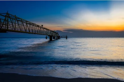 matahari terbenam di pantai puteri melaka