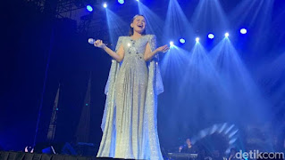 Rossa Nyanyikan Sai Anju Ma Au di Konser Perayaan 25 Tahun Berkarir