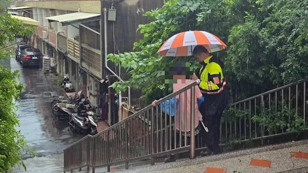▲員警協助其平安返家，溫馨畫面感人。（彰化警方提供）