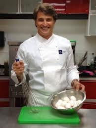 Juan Soler toma clases de cocina 
