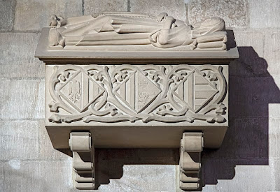 Sepulcro de la reina María de Chipre, esposa de Jaime II de Aragón, en la Catedral de Barcelona.