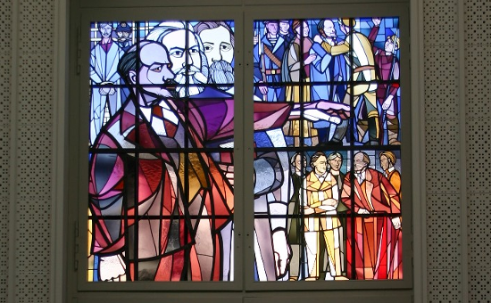 Photo (cropped) of a glass window from 1968 by Frank Glaser in the Old Library in Berlin. Taken by WikiCommons user SpreeTom (July 16, 2011).