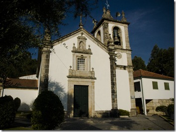 Iglesia con acebuche a la izquierda