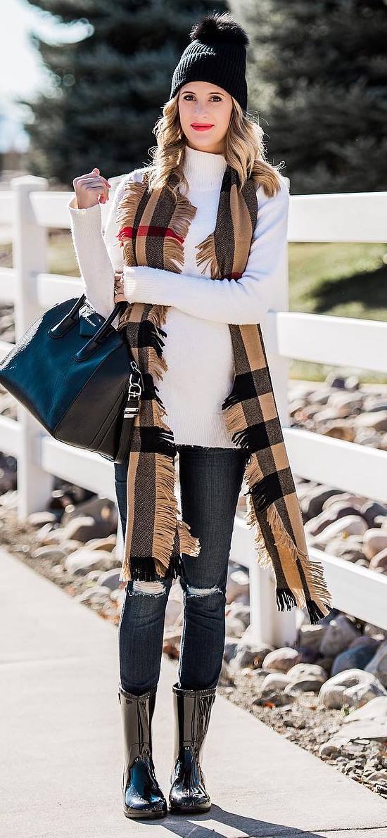 casual winter outfit idea / white sweater + plaid scarf + bag + rips + boots