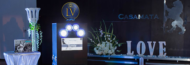 La fotocabina en la recepción con flores y escudo de leon