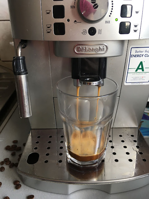 kawa latte machiatto z ekspresu delonghi magnifica