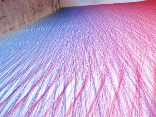 Instalacion con hilos de colores de Gabriel Dawe. Rainbow colored thread installation