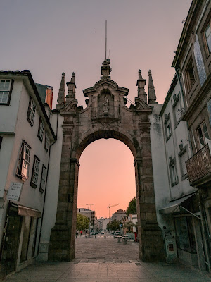Arco da Porta Nova em Braga ao pôr do sol