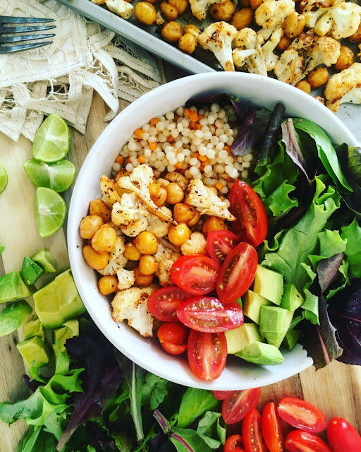 Buddha bowl de garbanzo y coliflor rostizados con cuscús