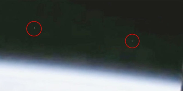 Tertangkap Rekaman 2 UFO Yang Keluar Dari Bumi
