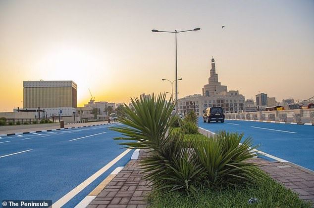 Qatar Pasang Air-Cond Gergasi Di Kawasan Luar Untuk Turunkan Suhu Panas, Cat Jalan Warna Biru