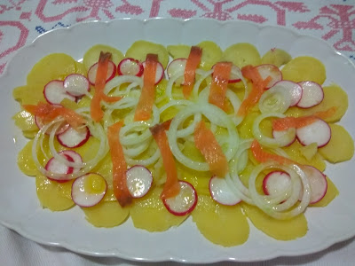 Ensalada de patatas con rabanitos y salmón.Patedeloca.com