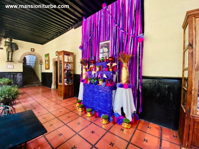 Altar de Dolores en Hotel Mansión Iturbe en Pátzcuaro