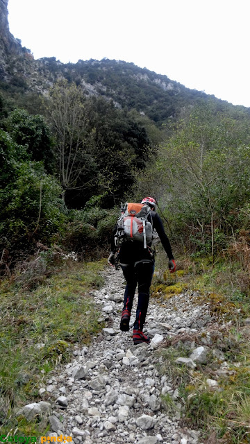 Via Ferrata La Hermida hasta la Cueva Piloña, regresando por el sendero de la Escontrilla hasta el pueblo cántabro de la Hermida.