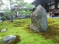 緑の苔が鮮やかな本堂前の庭