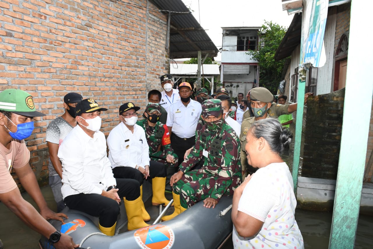 Gubernur Sumut Memberikan Bantuan Kepada Masyarakat Sergai Yang Terdampak Banjir