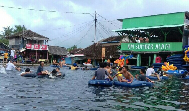 Wisata ke Pemandian Kolam Cikoromoy Pandeglang