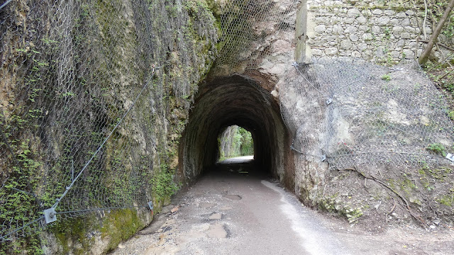 Papiermühlental Gardasee: Zufahrt zum Parkplatz Portal des Felsentunnels