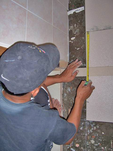 JumpinJack Cara  Mengganti Keramik  Lantai untuk Kamar Mandi