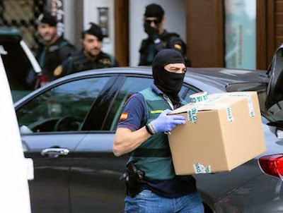 La Guardia Civil durante el registro en Sabadell de los domicilios de los terroristas separatistas catalanes (Foto de “El País”)