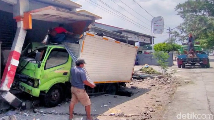 Truk Boks Tabrak Motor dan Rumah di Klaten, 1 Orang Tewas