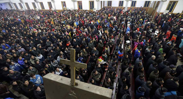 Missa na igreja católica de Liuhe, periferia de Qingxu, norte da China