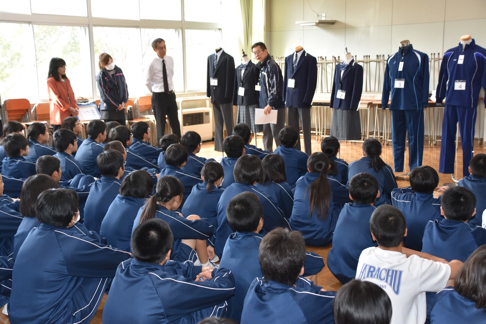 平林中学校の活動記録 中学校統合に向けた準備 制服と体操着を展示しました