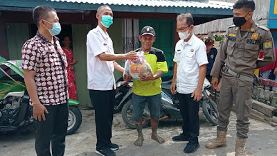 Salah Satu Pemukiman Warga Teluk Kijing II Nyaris Tergerus Longsor, Pemcam Lais Berikan Bantuan