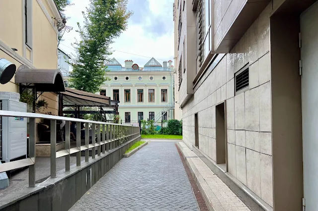 улица Малая Дмитровка, дворы