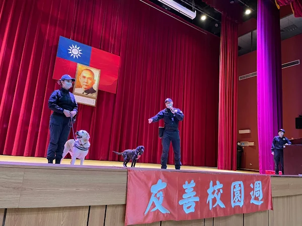 ▲台中女中辦理校園安全宣導活動，台中市刑大警犬隊精心安排警犬緝毒情境模擬融合反毒宣導，讓在場學生們增加守法觀念更了解警察緝毒工作的內容。（記者林明佑翻攝）