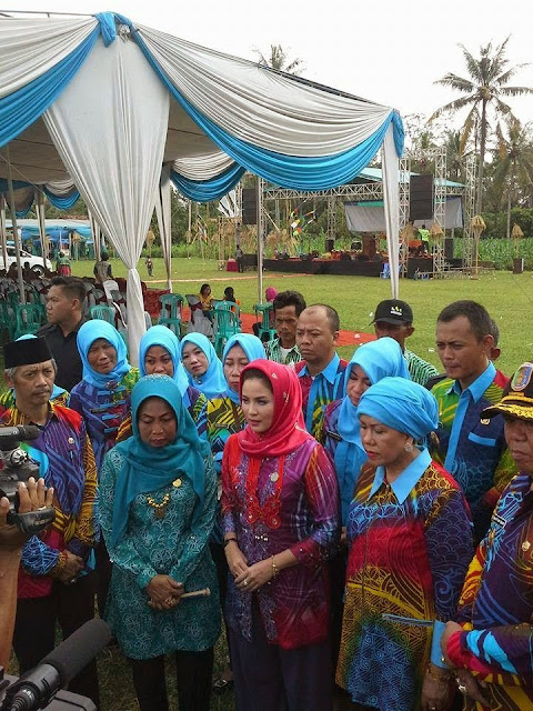 "Istri Gubernur Lampung Tampil Cantik Dengan Batik Special"