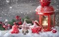 Lámpara roja con velas y adornos de Navidad - Postales