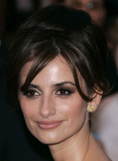 Salma Hayek And Penelope Cruz Kissing. penelope cruz makeup. penelope