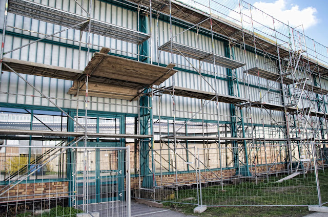 Baustelle Sanierung der Dachhaut und Ertüchtigung des Stahltragewerkes, Eissporthalle im Sportforum Berlin, Konrad-Wolf-Straße, 13053 Berlin, 27.03.2014