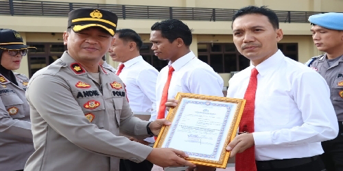 Kapolres Cilegon Polda Banten Berikan Penghargaan Kepada 13 Personilnya