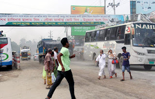 এলেঙ্গায় ফুটওভার ব্রিজ রেখে ঝুঁকি নিয়ে মহাসড়ক পারাপার!