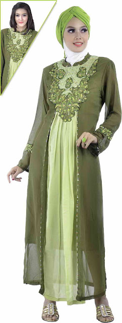  Seorang perempuan berupaya menggunakan versi baju muslim terbaru demi mendapat tampilan y √54+ Model Baju Muslim Wanita Modern Terbaru 2022