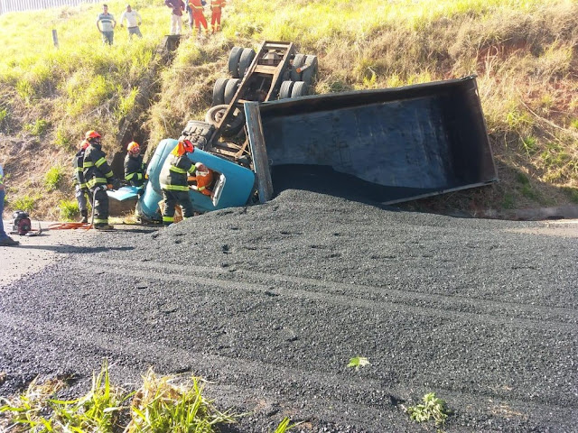 Acidente com caminhão deixa vítima grave e pista interditada em Martinópolis