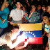 Palestinos celebran larga tregua entre Gaza e Israel con la bandera venezolana.