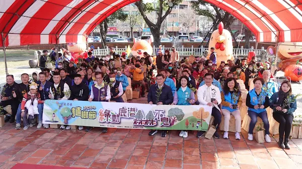 ▲鹿港鎮公所第一次在文武廟辦理植樹節活動。（記者林明佑攝）